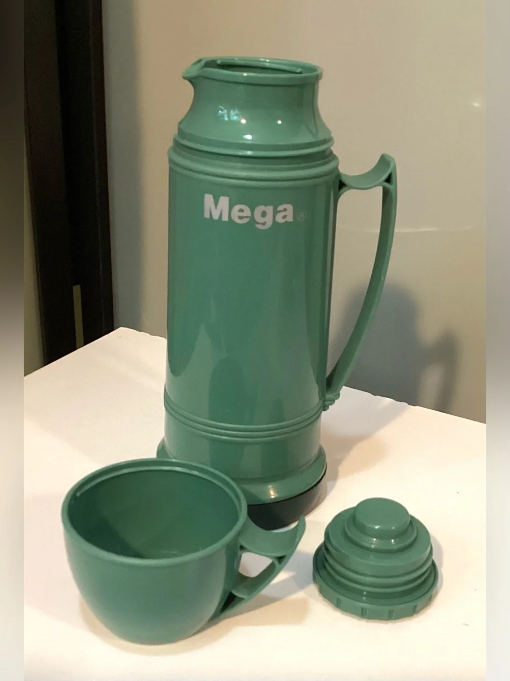 Mega liquid small thermo with handle and little cup. 8 oz/250ml